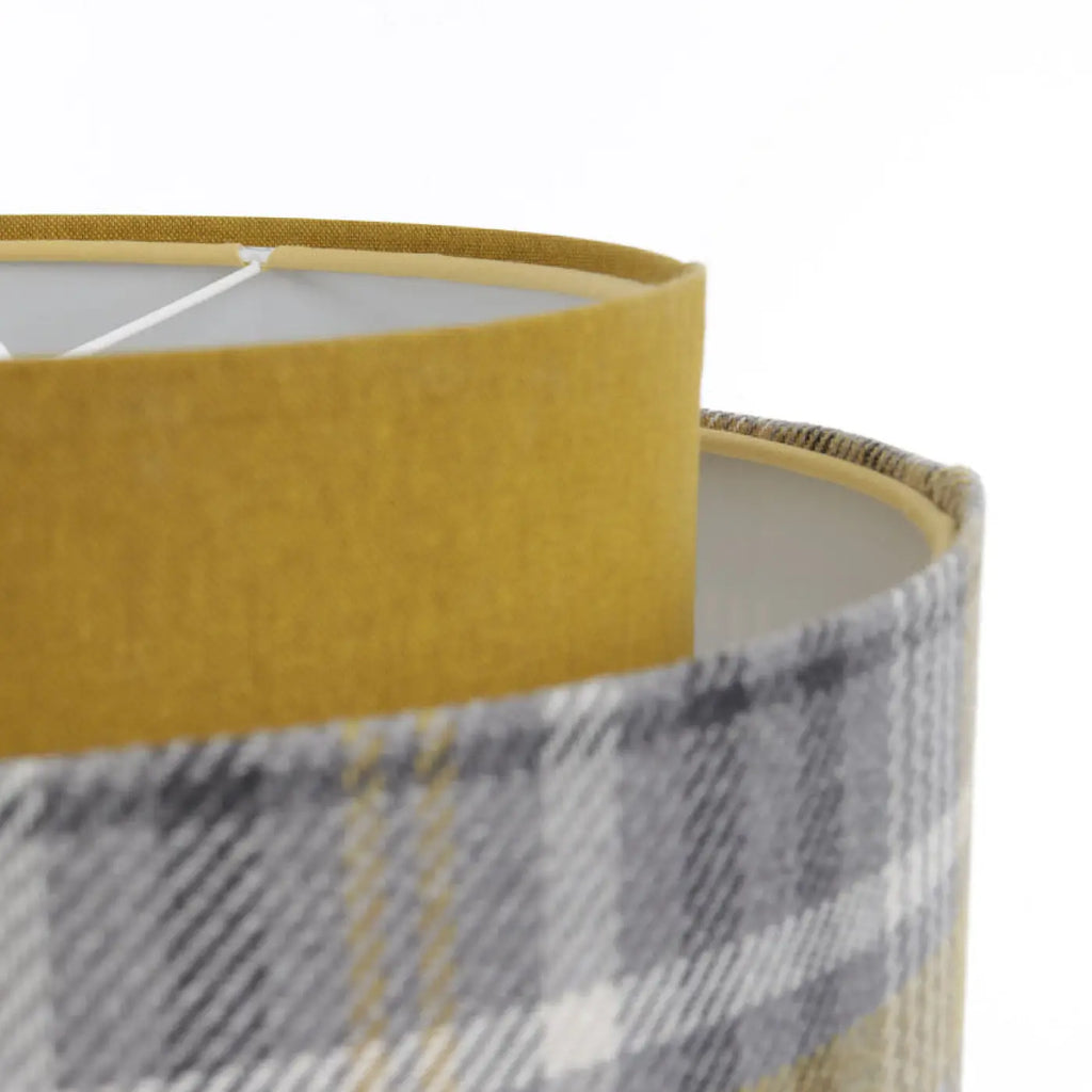 Suspension en tissu gris et jaune moutarde, motif graphique