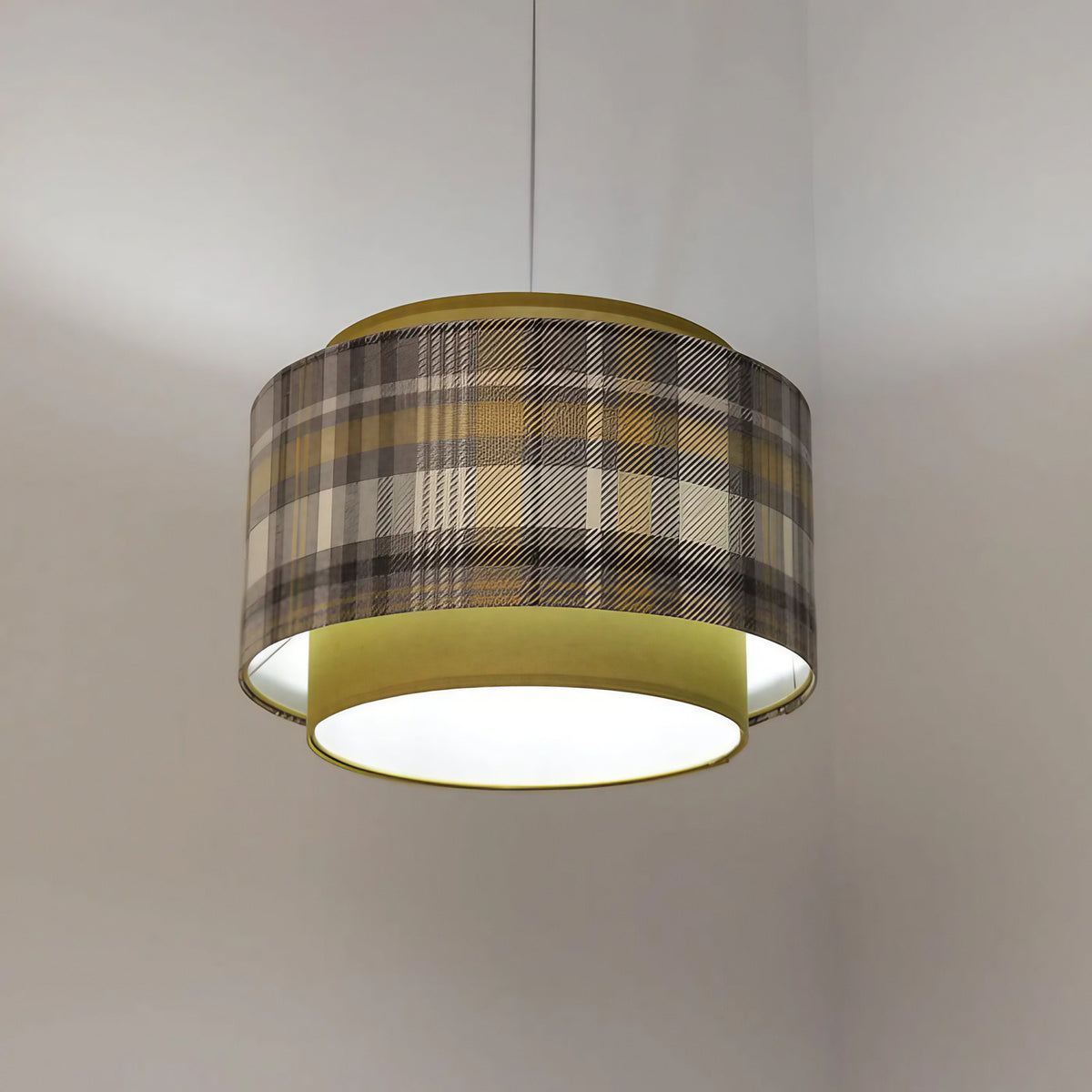 Suspension en tissu gris et jaune moutarde, motif graphique