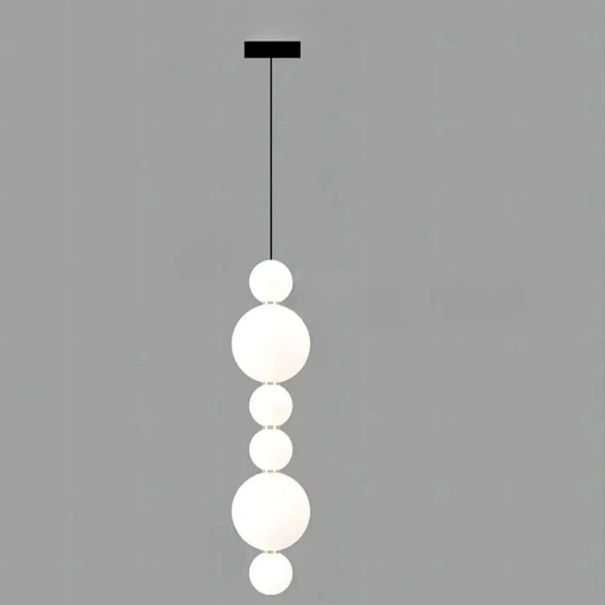 Suspension cascade de boules opalines, sept tailles au choix