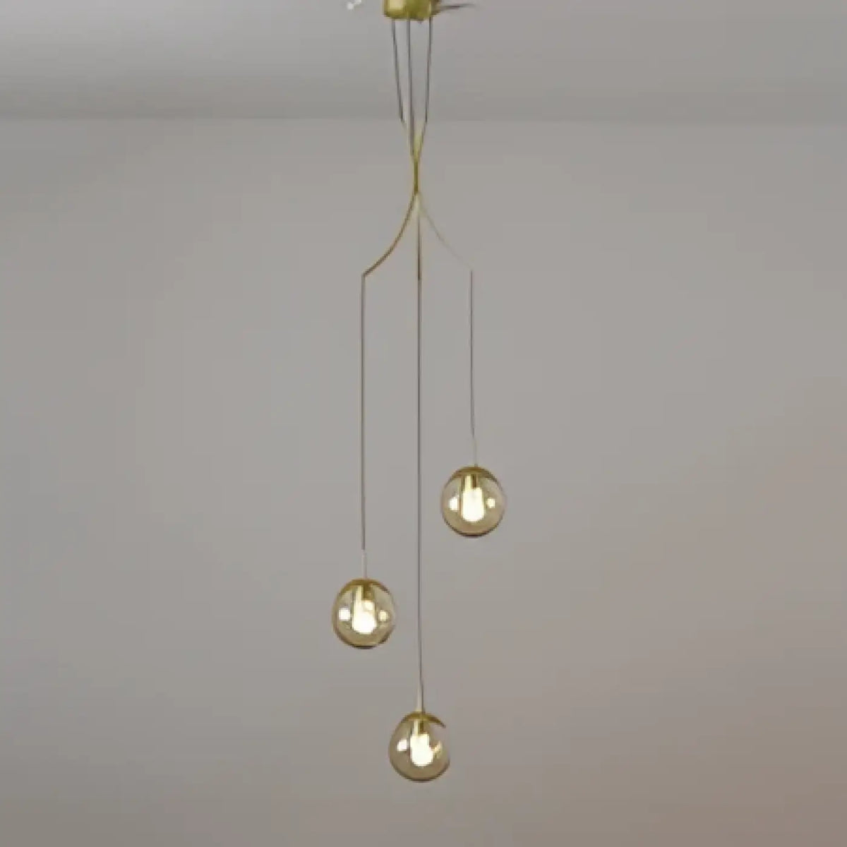 Suspension contemporaine, deux modèles, noir ou doré, S ou M