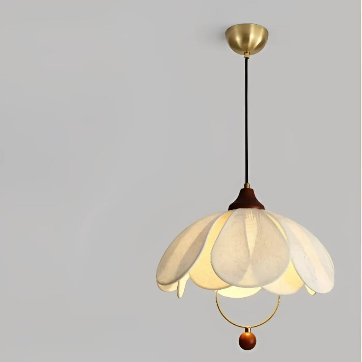 Suspension fleur à pétales en tissu voile, détails dorés