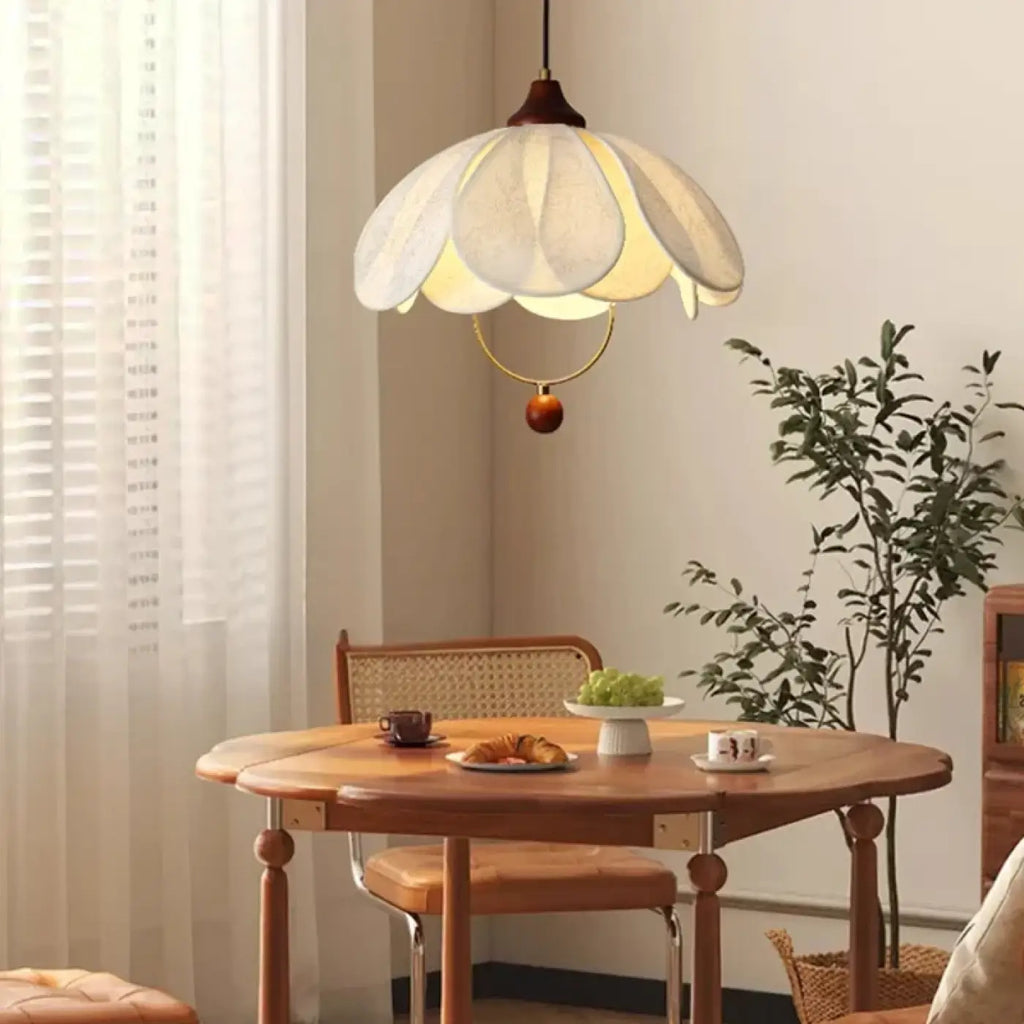 Suspension fleur à pétales en tissu voile, détails dorés