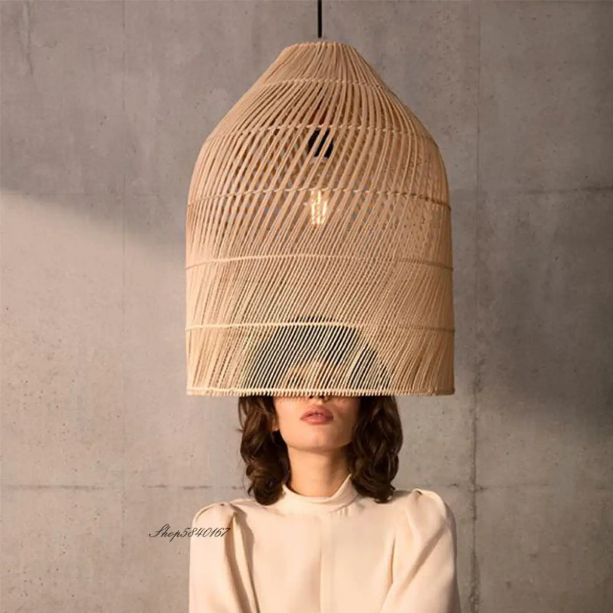 Suspension lanterne en osier tressé, beige ou noire