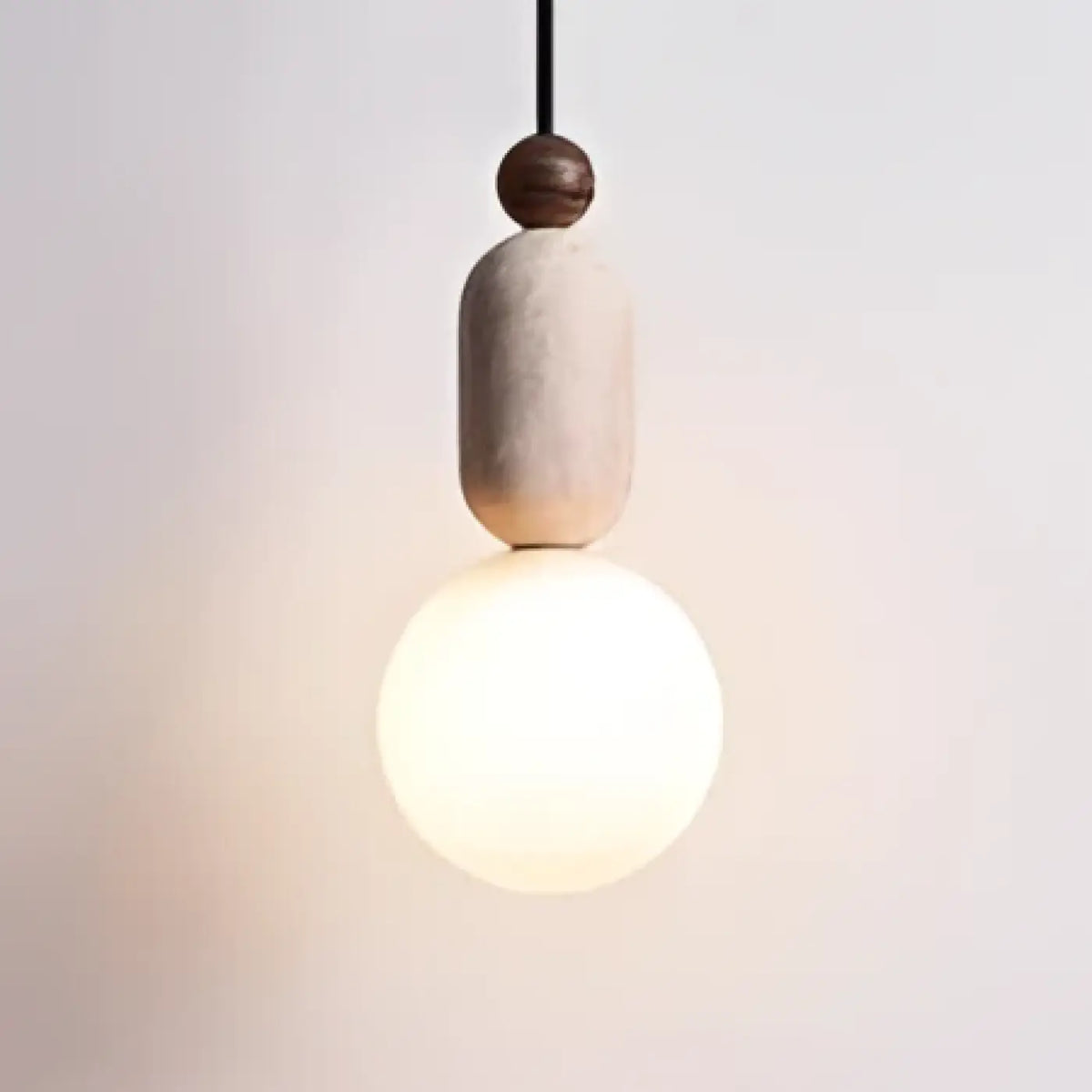 Suspension pierre texturée et globe en verre opalin