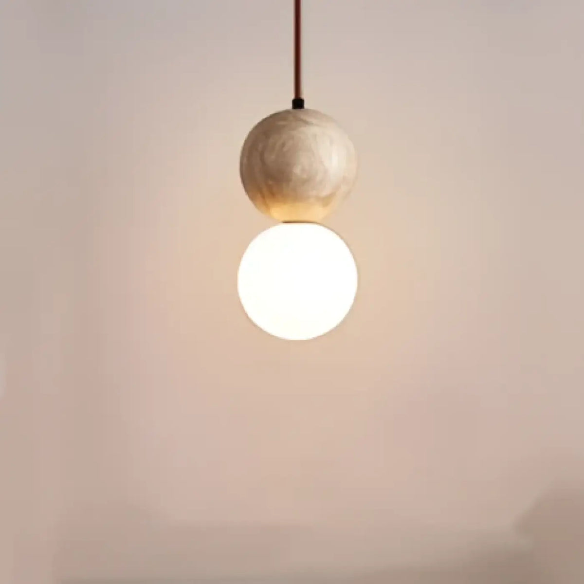 Suspension pierre texturée et globe en verre opalin