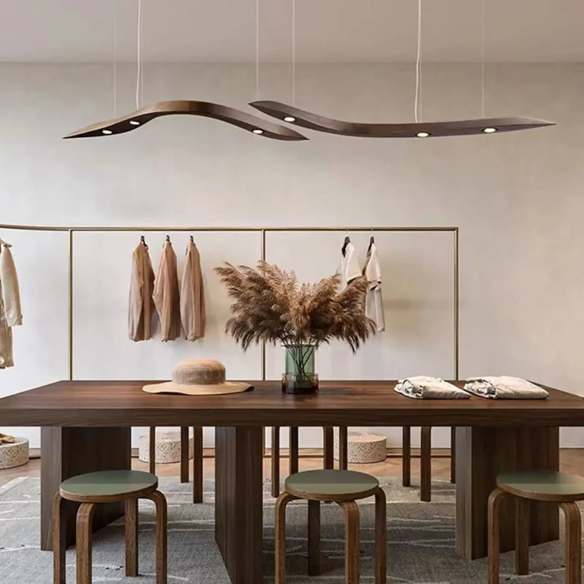 Suspension en bois massif, ligne contemporaine