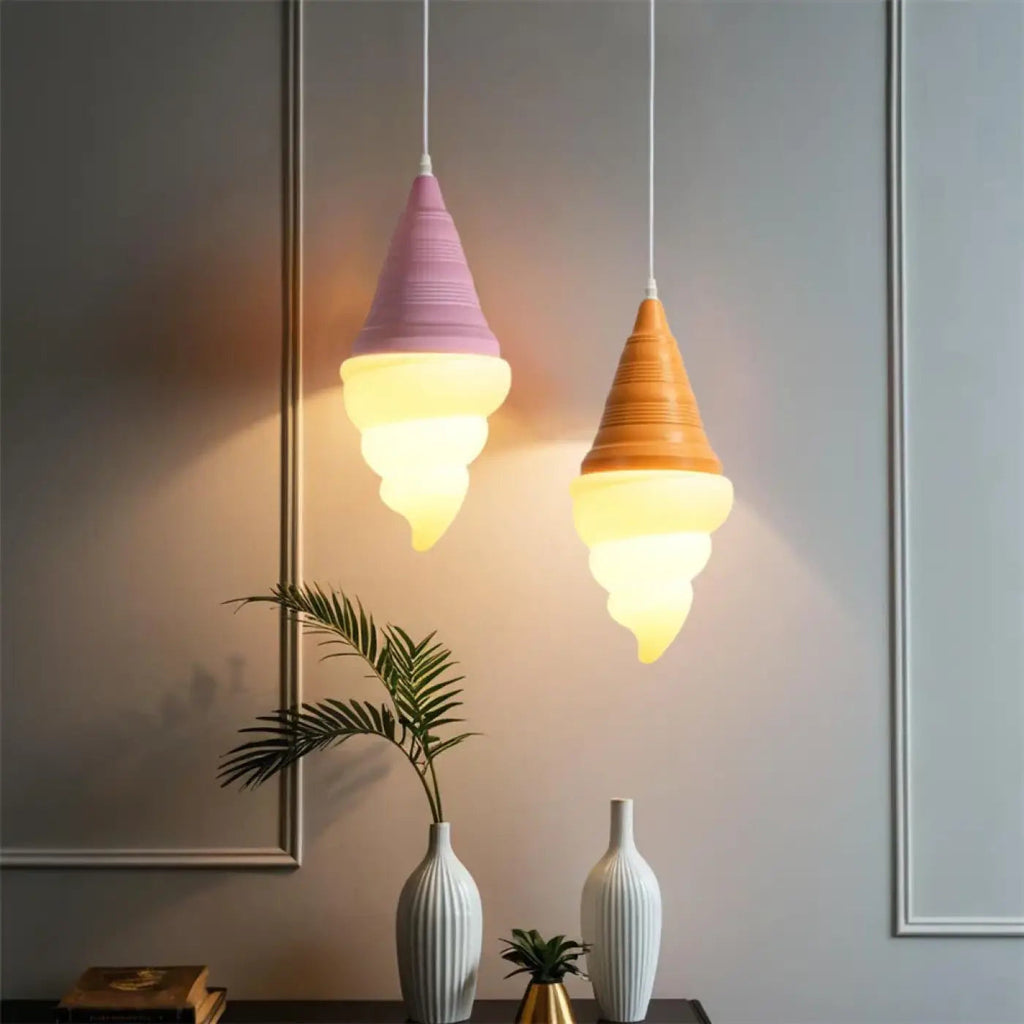 Suspension glace italienne sur cornet, couleurs pastel