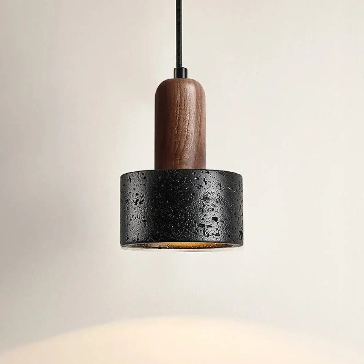 Suspension en pierre noire et bois naturel, style minéral