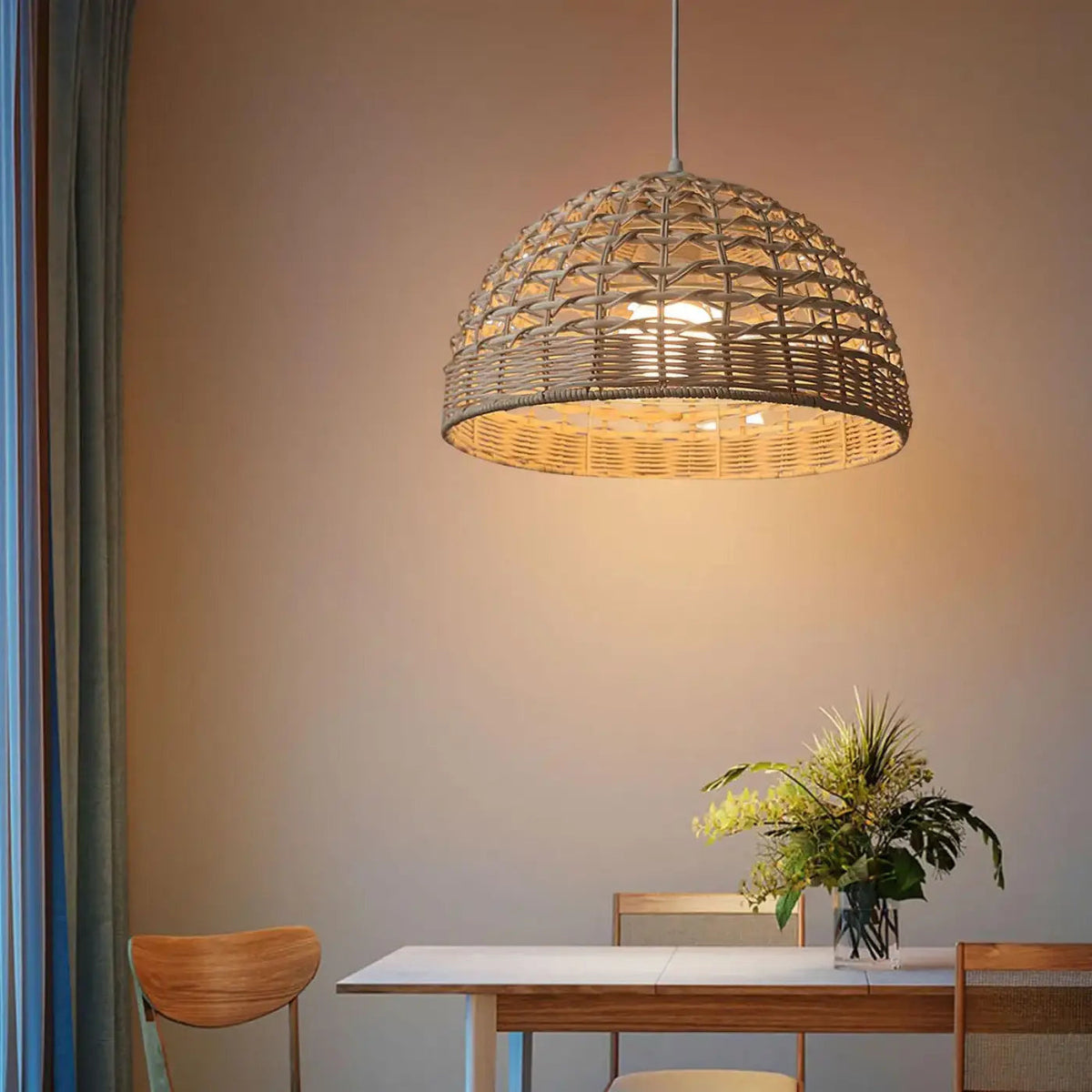 Suspension en rotin naturel au-dessus de la table à manger