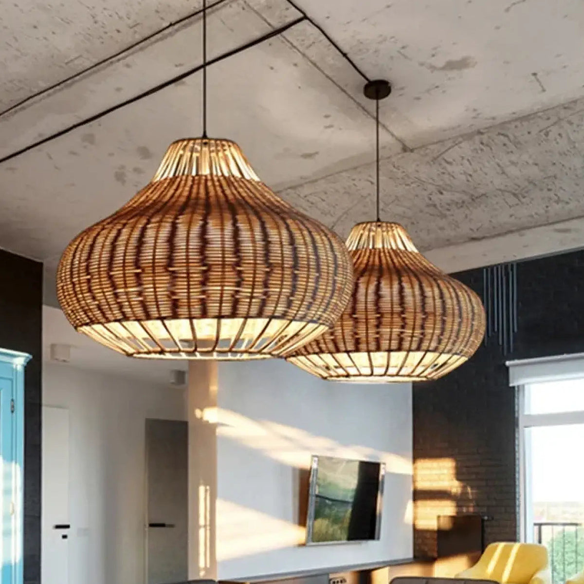 Suspension en rotin tressé ample et arrondie, beige ou marron, beige