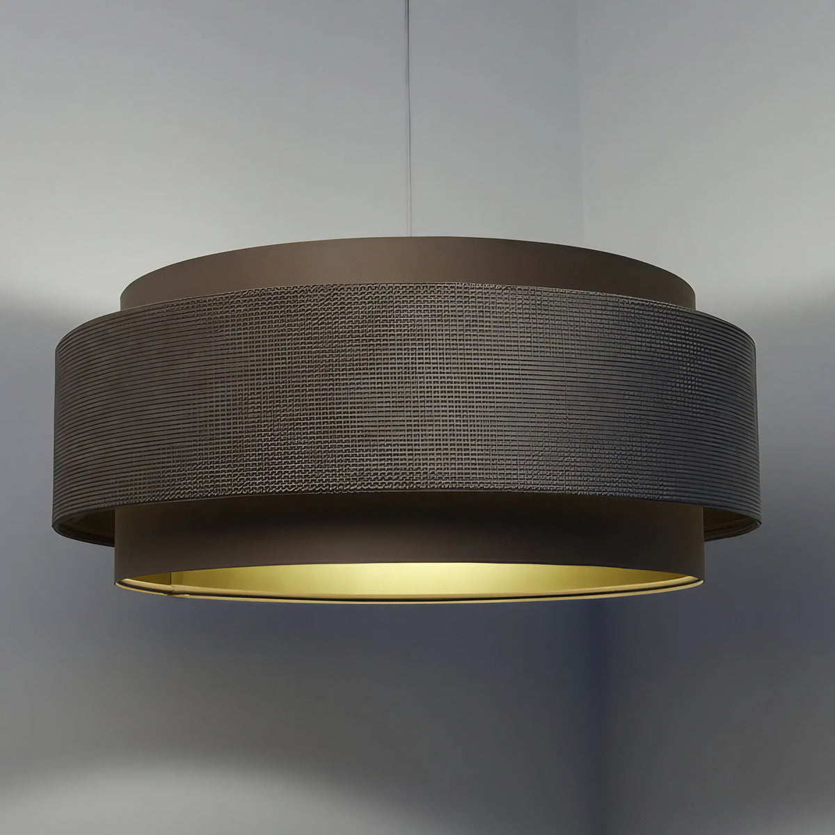 Suspension en tissu beige et doré, finitions soignées