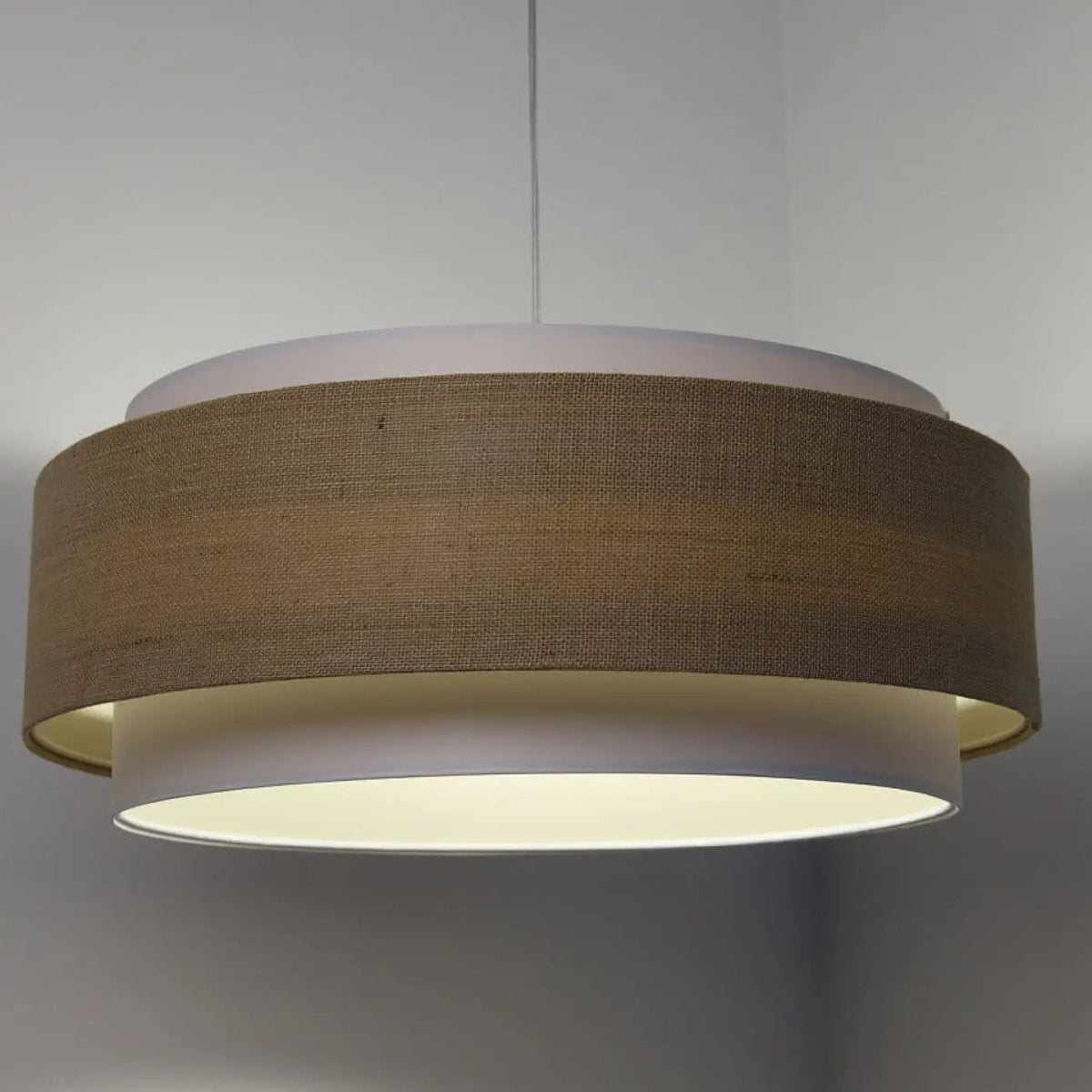 Suspension en tissu blanc, beige et écru, tons naturels
