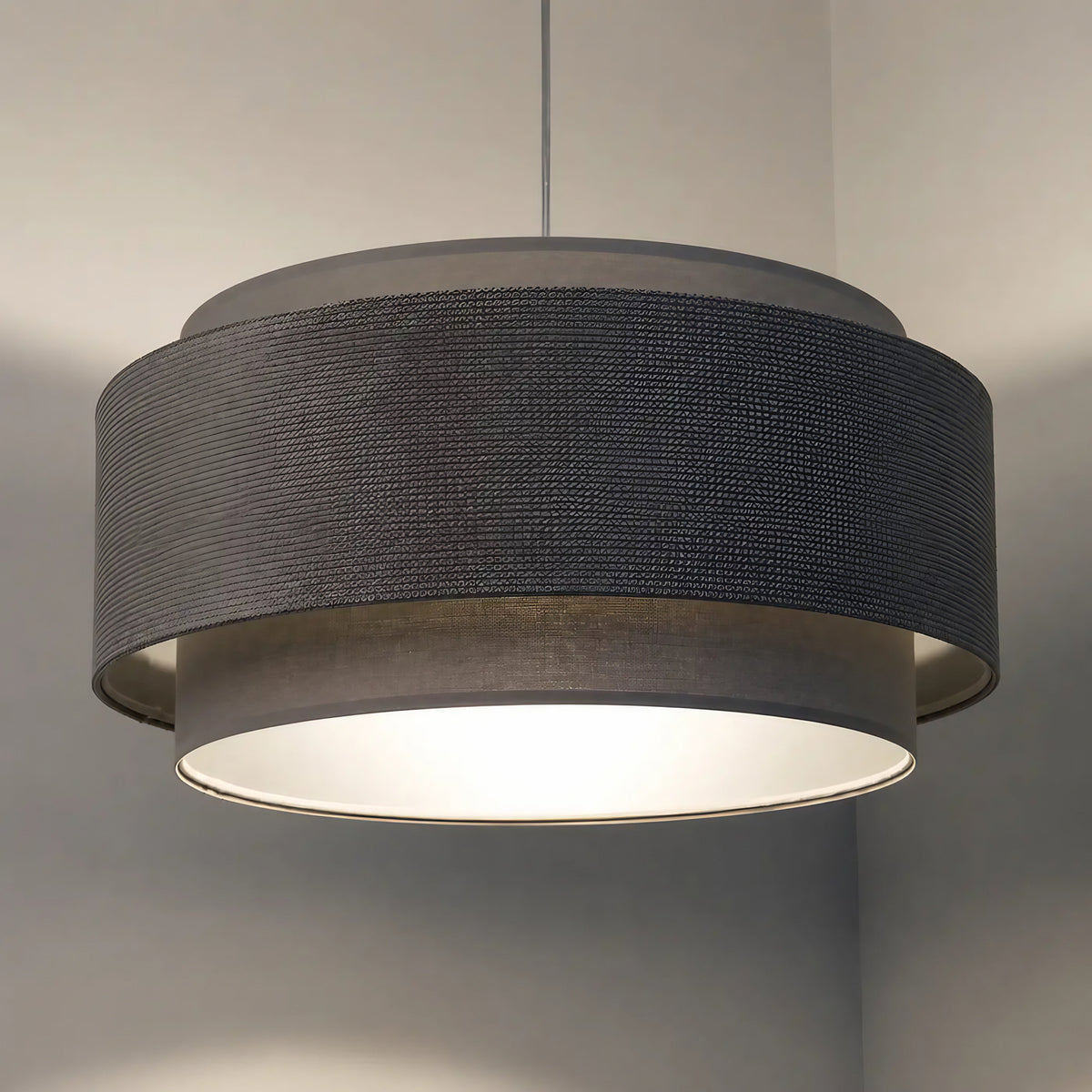 Suspension en tissu gris et argent, sobre et lumineuse