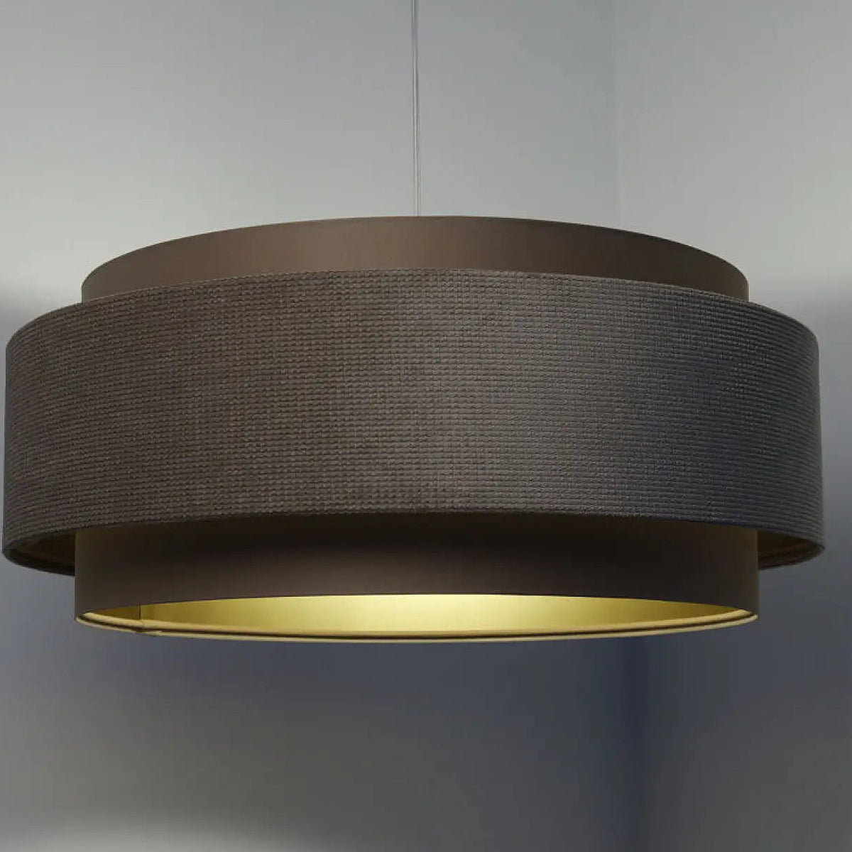 Suspension en tissu moka et doré, chaleureuse et habillée