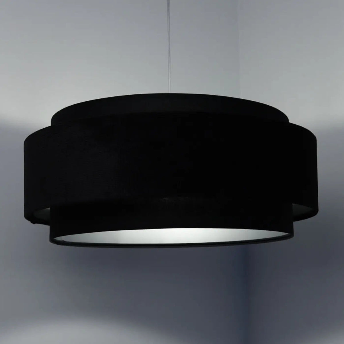 Suspension en tissu noir et argent, un contraste net au plafond
