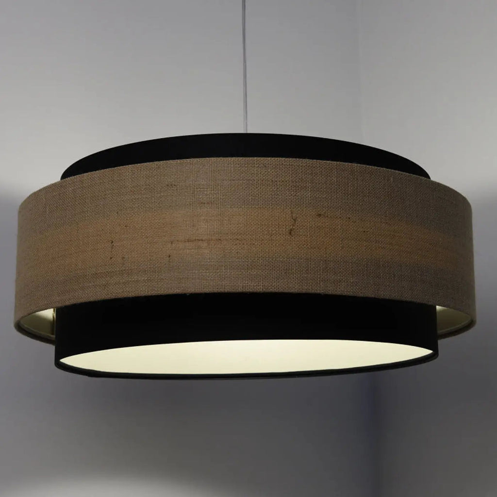 Suspension en tissu noir, beige et écru, contraste chic