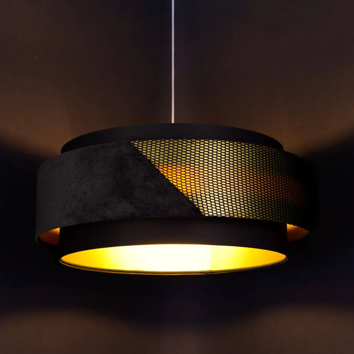 Suspension en tissu noir et doré, une touche chic au plafond