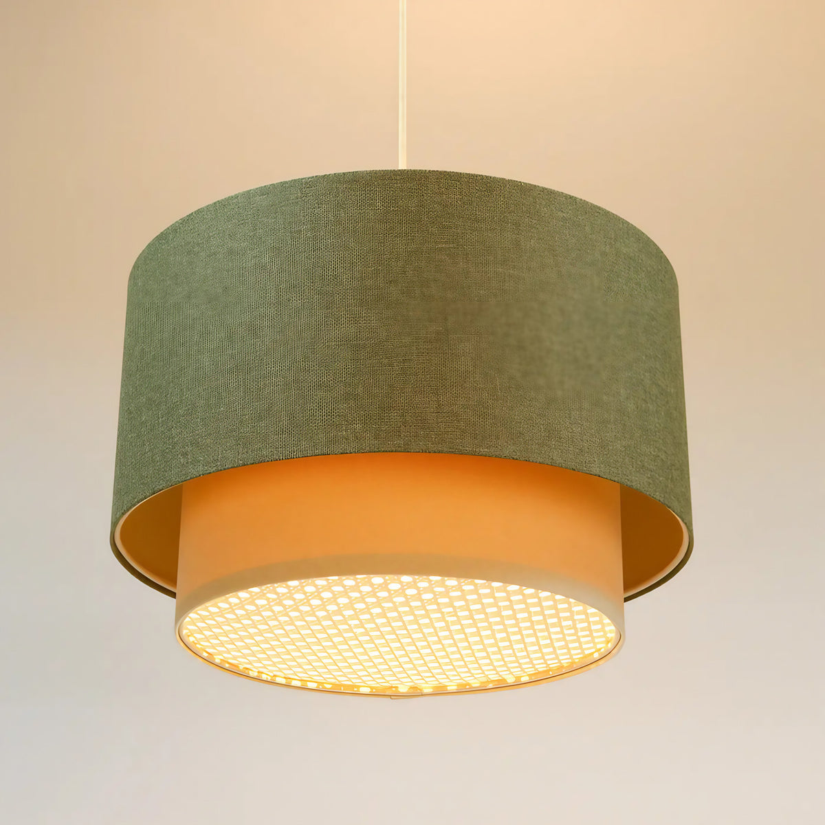 Suspension en tissu vert gris, crème et écru, lumière tamisée