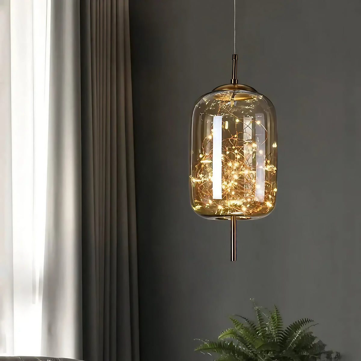 Suspension en verre avec petite guirlande LED intérieure