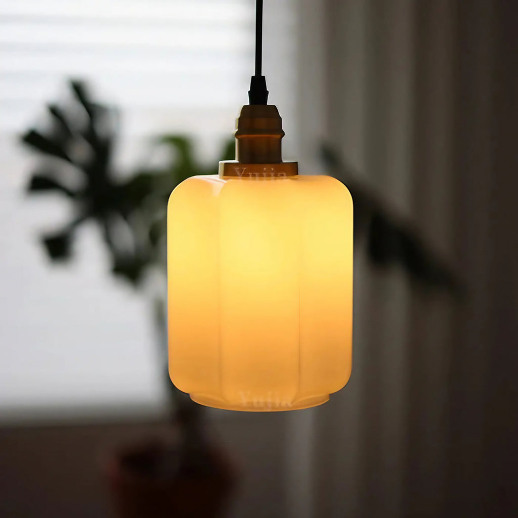 Suspension en verre opalin blanc à détails dorés, deux modèles