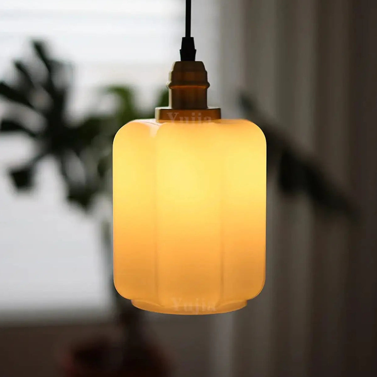 Suspension en verre opalin blanc à détails dorés, deux modèles