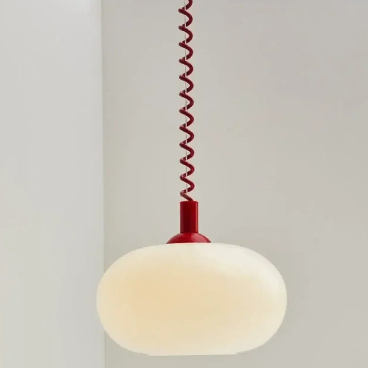 Suspension globe en verre opalin et câble spirale