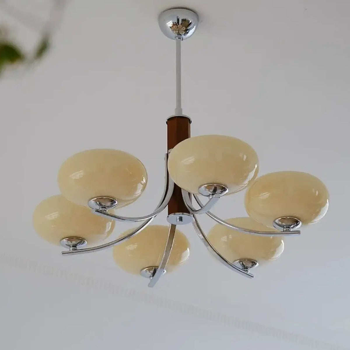 Suspension en verre opalin sur support chromé, tailles S et M, beige