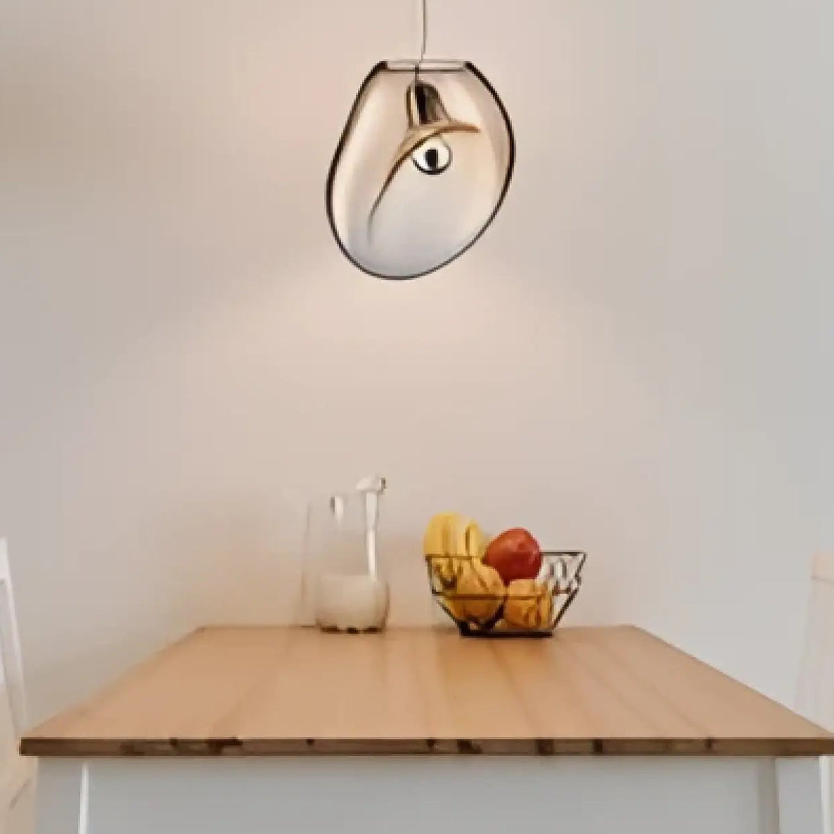 Suspension en verre soufflé aux courbes douces, gris ou beige