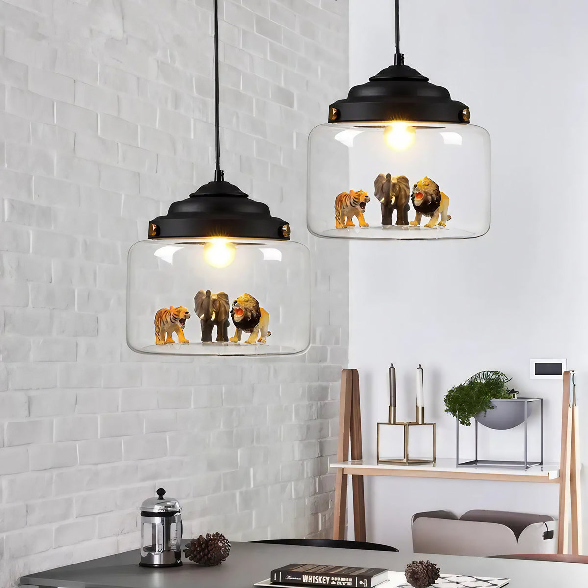 Suspension cloche en verre transparent avec animaux sauvages