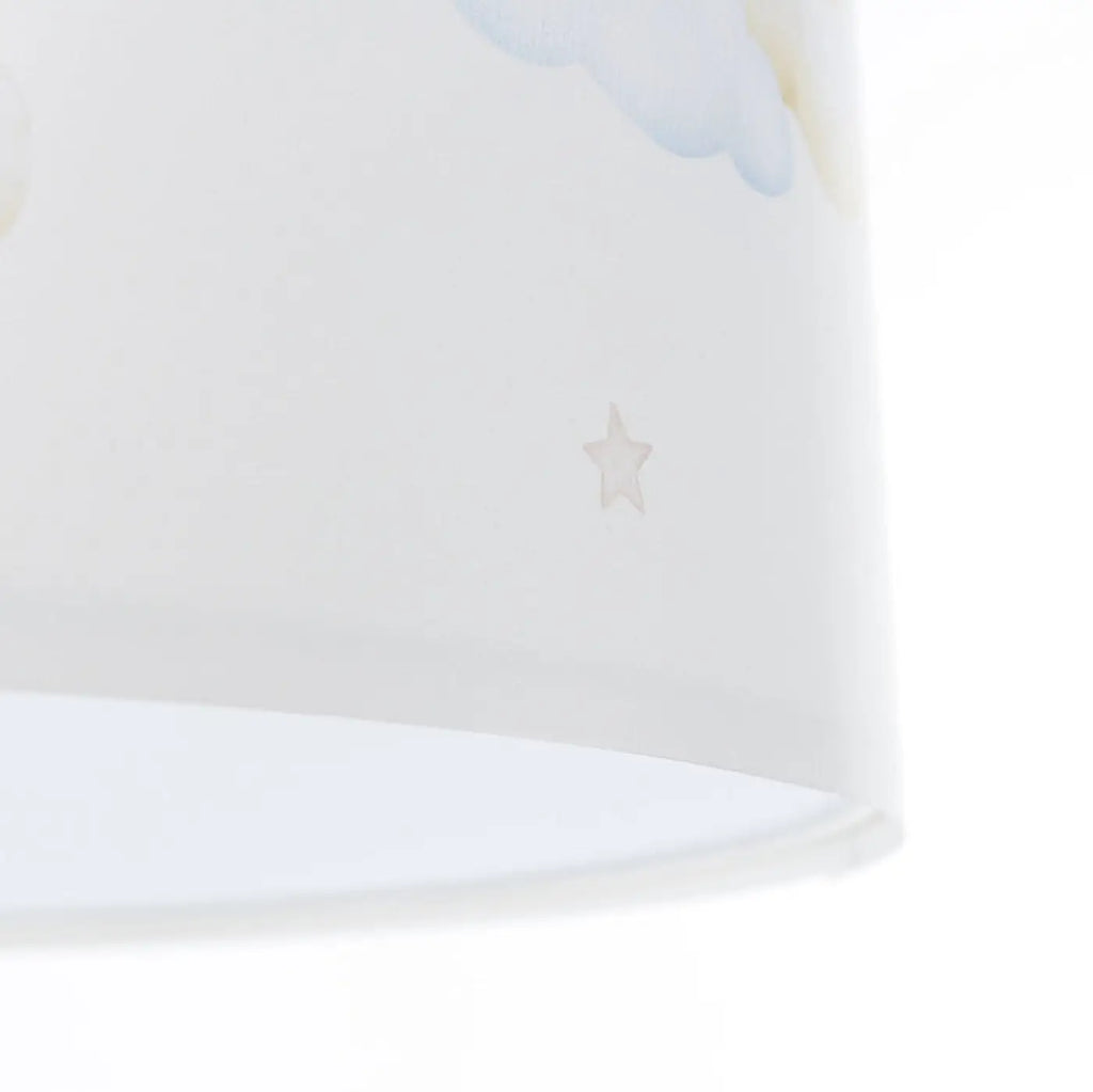 Suspension enfant blanche aux oursons dans les nuages