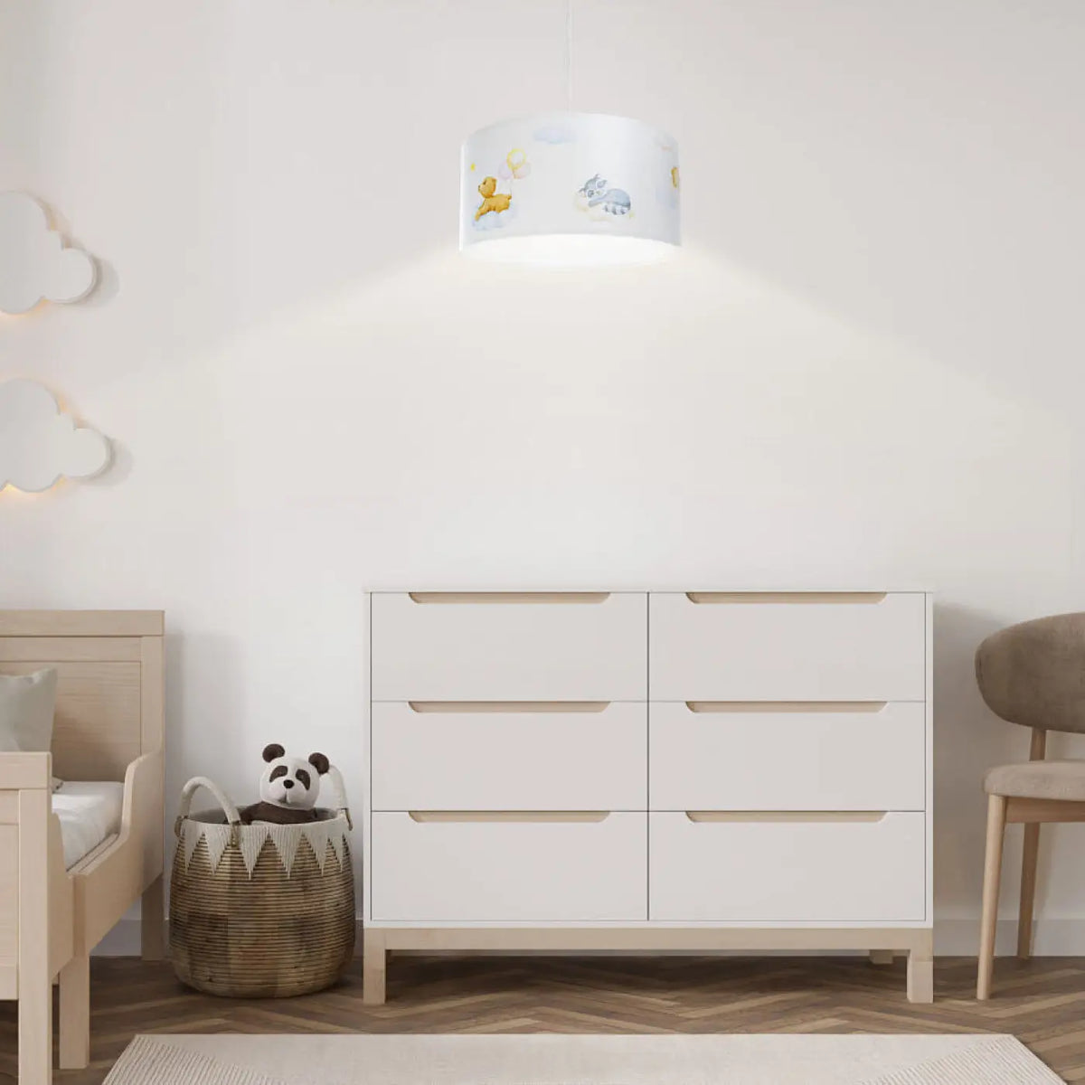 Suspension enfant blanche aux oursons dans les nuages