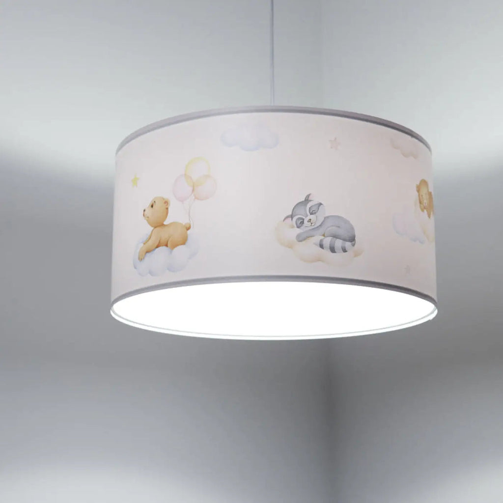 Suspension enfant blanche aux oursons dans les nuages