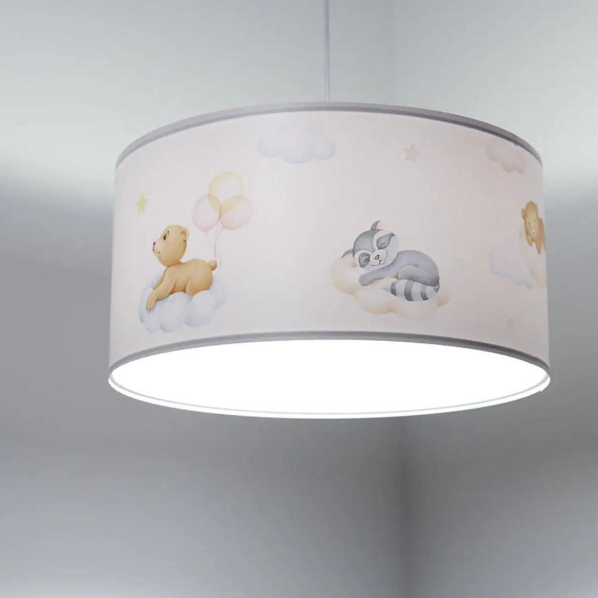 Suspension enfant blanche aux oursons dans les nuages