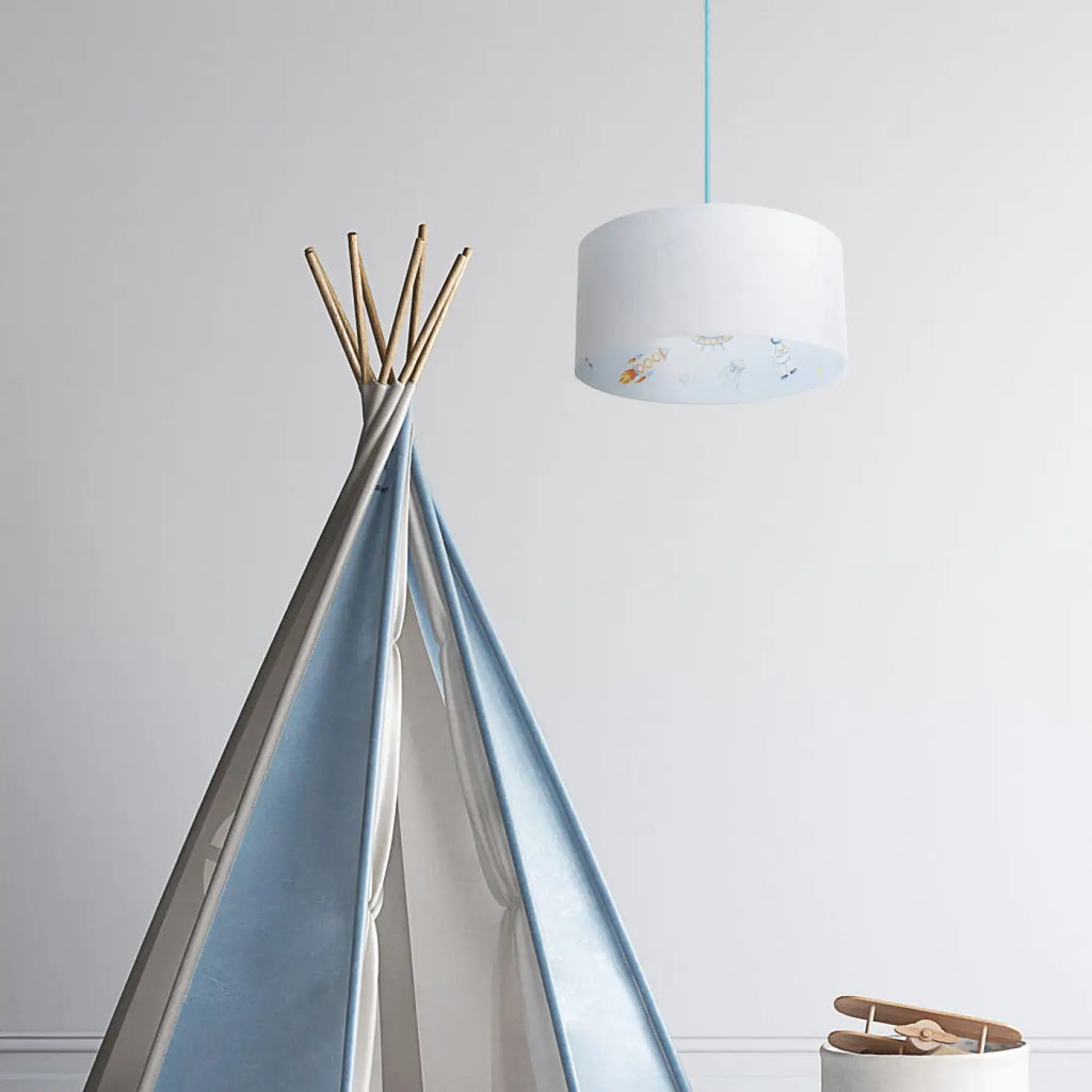 Suspension enfant blanche, fusées et astronautes à l'intérieur