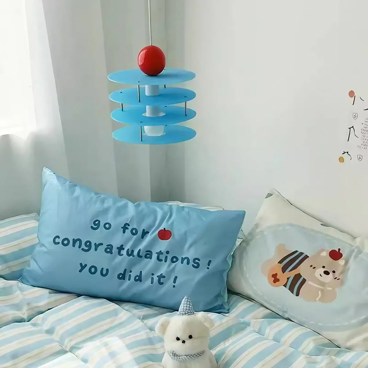 Suspension bleue pour chambre d'enfant, design ludique