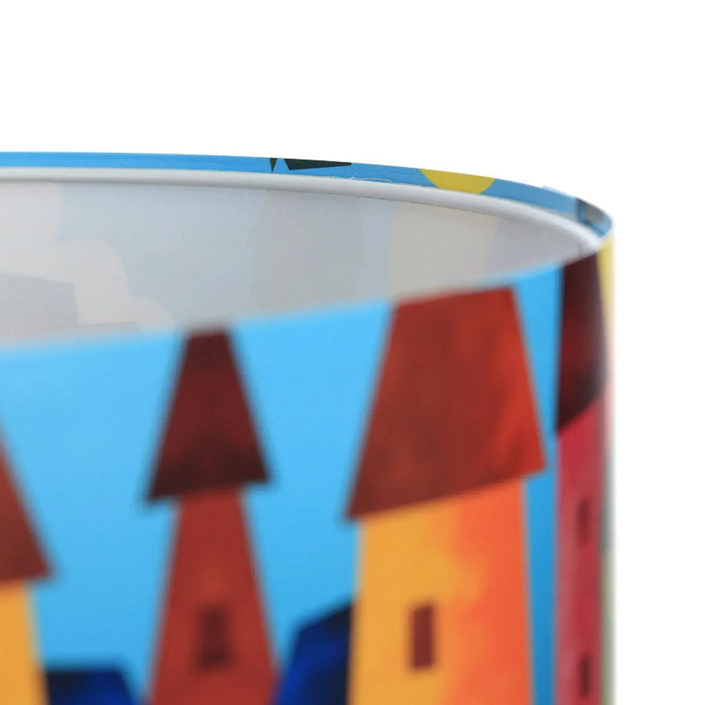 Suspension enfant multicolore, décor de maisons et voitures