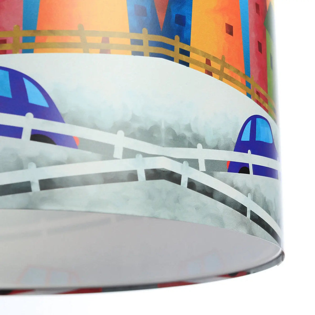 Suspension enfant multicolore, décor de maisons et voitures