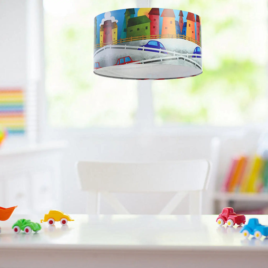 Suspension enfant multicolore, décor de maisons et voitures