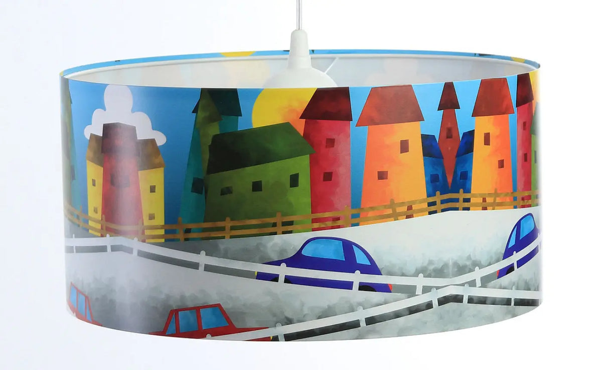 Suspension enfant multicolore, décor de maisons et voitures