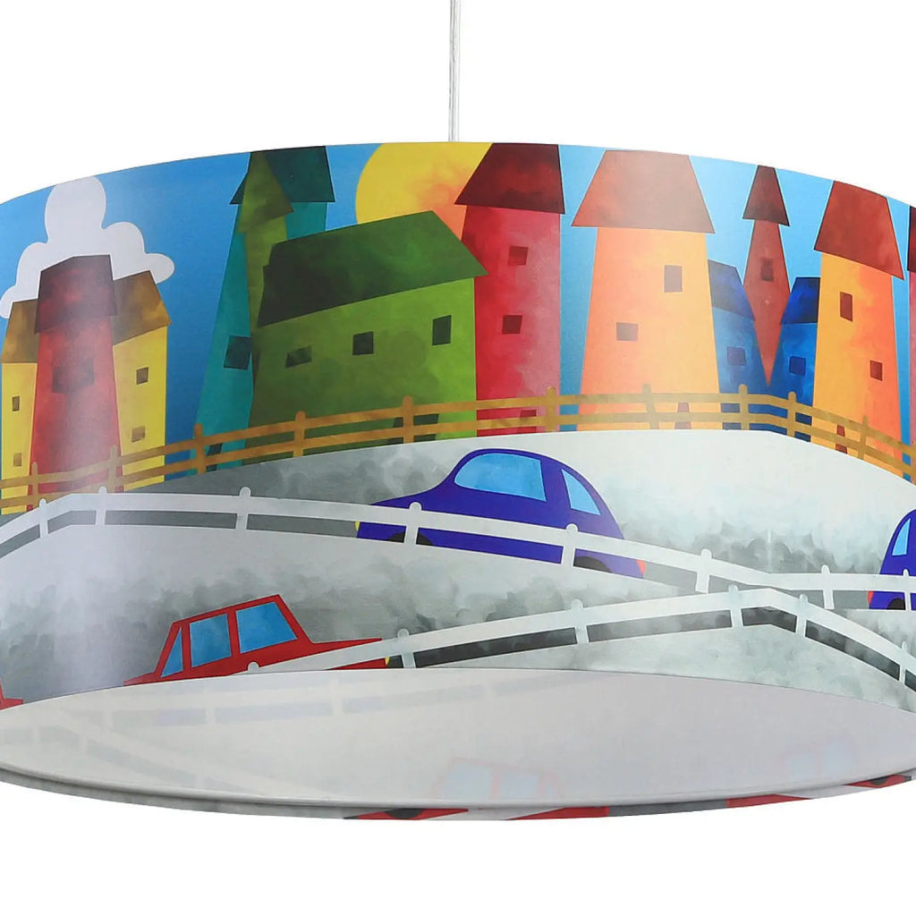 Suspension enfant multicolore, décor de maisons et voitures
