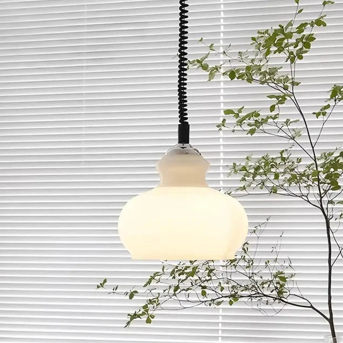 Suspension goutte en verre soufflé et métal, trois coloris, blanc