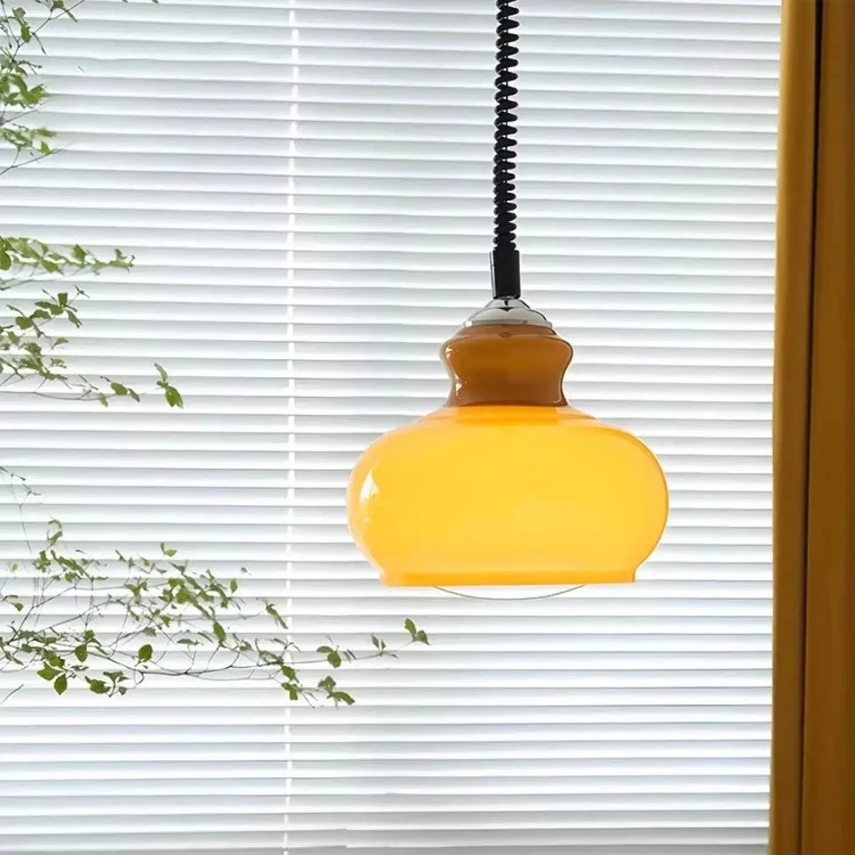 Suspension goutte en verre soufflé et métal, trois coloris, orange