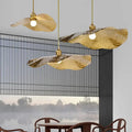 Suspension feuille de lotus en aluminium martelé doré