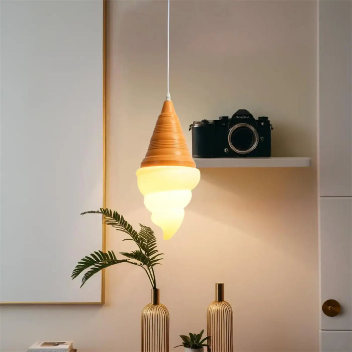 Suspension glace italienne sur cornet, couleurs pastel