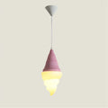 Suspension glace italienne sur cornet, couleurs pastel, violet