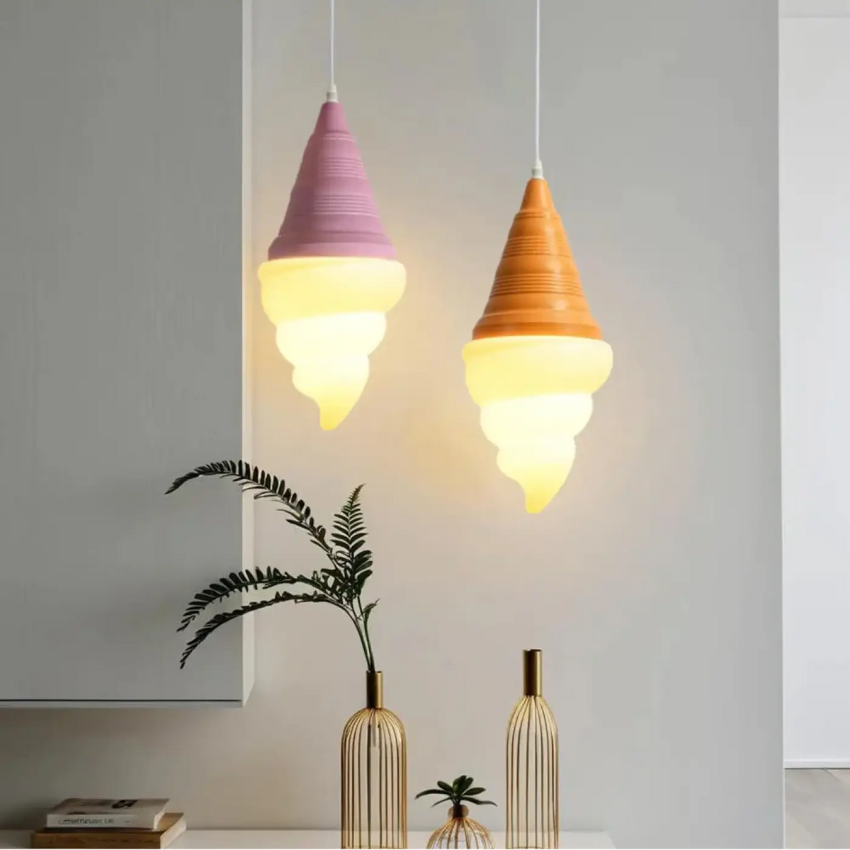 Suspension glace italienne sur cornet, couleurs pastel
