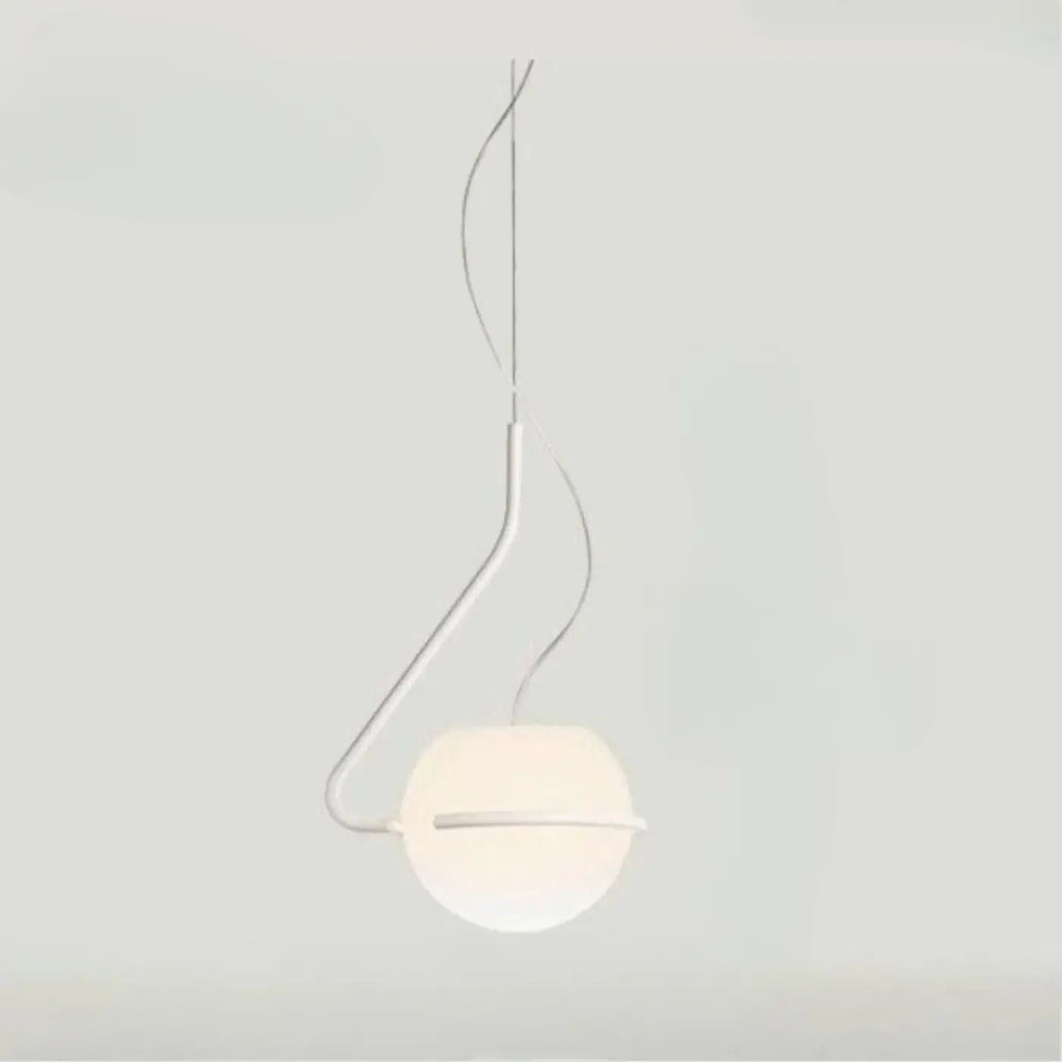 Suspension globe opalin à bras asymétrique, trois coloris, blanc