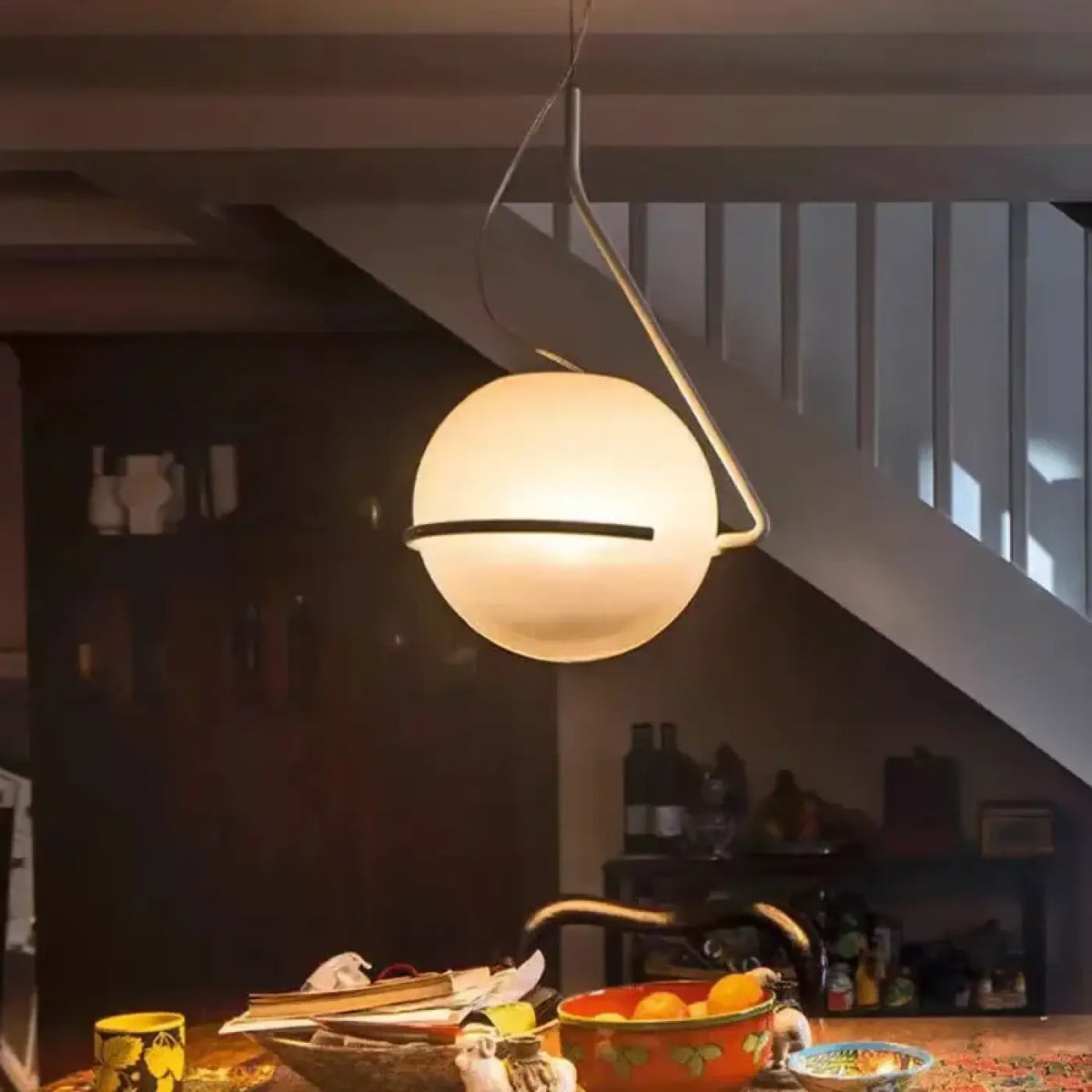 Suspension globe opalin à bras asymétrique, trois coloris