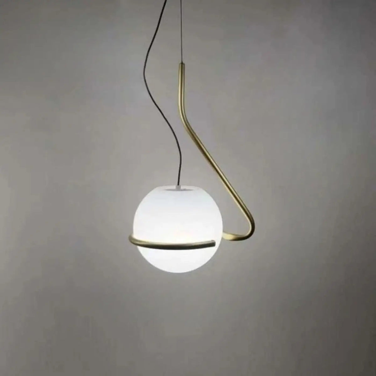 Suspension globe opalin à bras asymétrique, trois coloris, doré