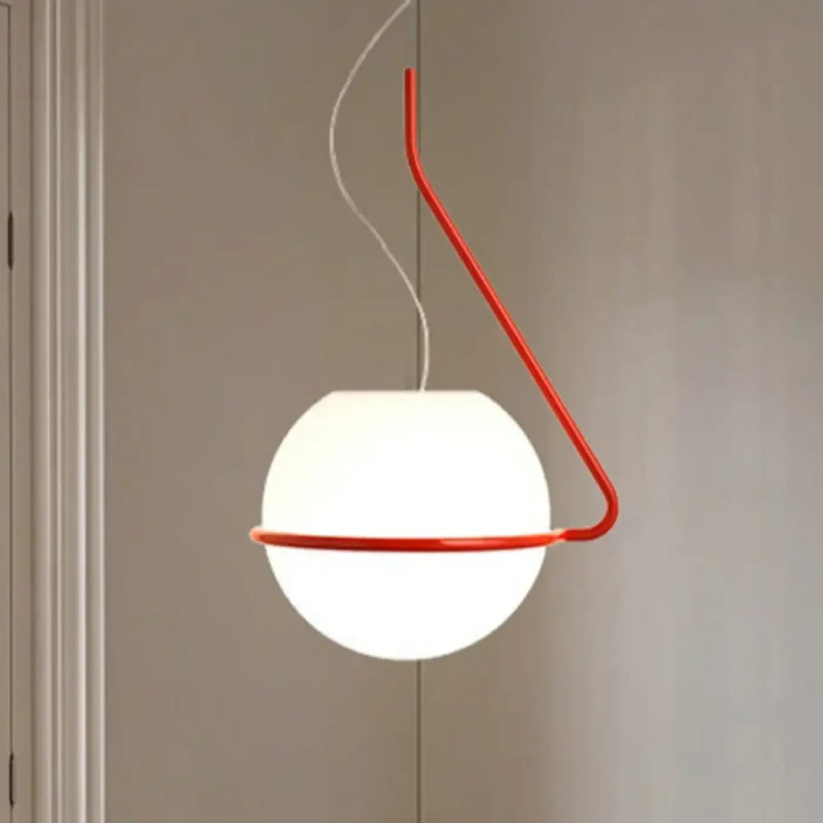 Suspension globe opalin à bras asymétrique, trois coloris, rouge